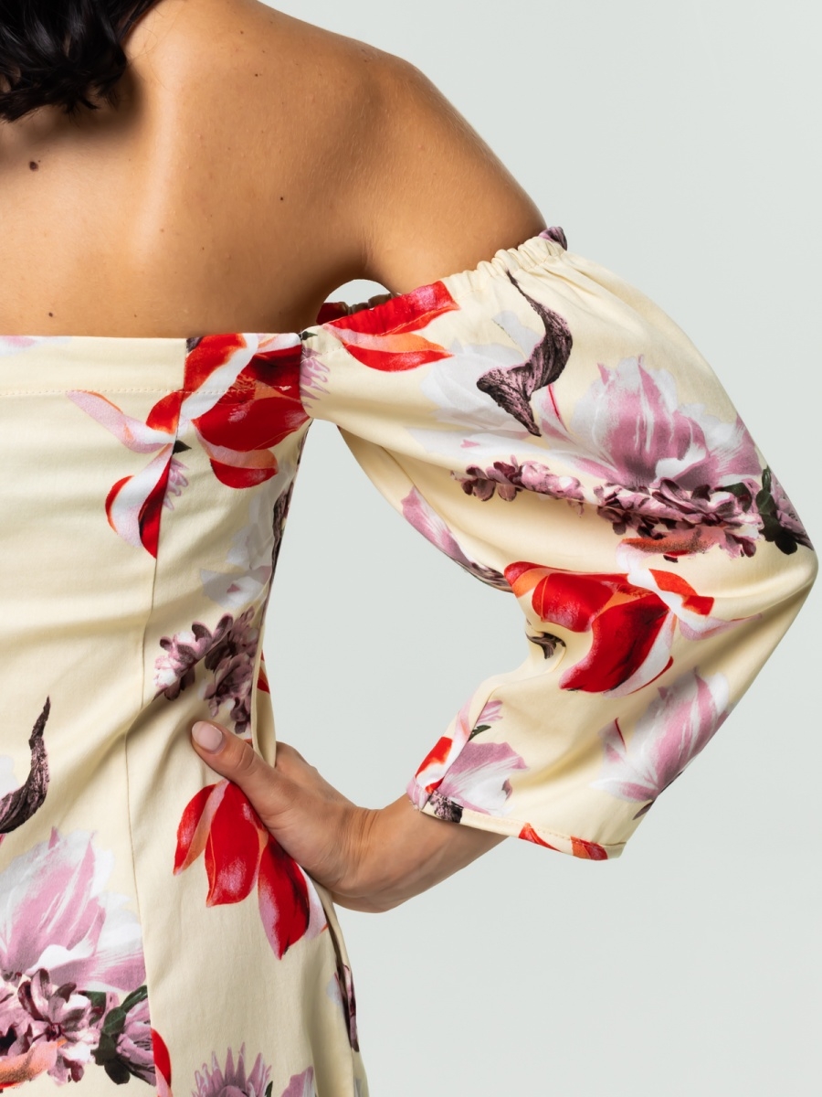Платье хлопковое - Cancun Этот элегантный, женственный сарафан настолько же универсален, насколько и стилен. Собираетесь ли вы на пляж, пикник или летнюю свадьбу, этот сарафан с низкими рукавами из натуральной хлопковой ткани и открытой спиной идеально подойдет для каждого случая. Платье имеет элегантный вырез каре, который одновременно женственен и сексуален и позволяет украсить область декольте очаровательными аксессуарами. Почувствуйте себя по-настоящему беззаботной и свободной, забыв о сумочках и клатчах, ведь отличительной чертой этой модели являются глубокие боковые карманы, в которые легко и незаметно помещается все самое необходимое, включая современные смартфоны с большими экранами, а легкий хлопковый материал дышит и обеспечивает комфорт, пока вы наслаждаетесь теплыми лучами летнего солнца. trw2105dr02161
