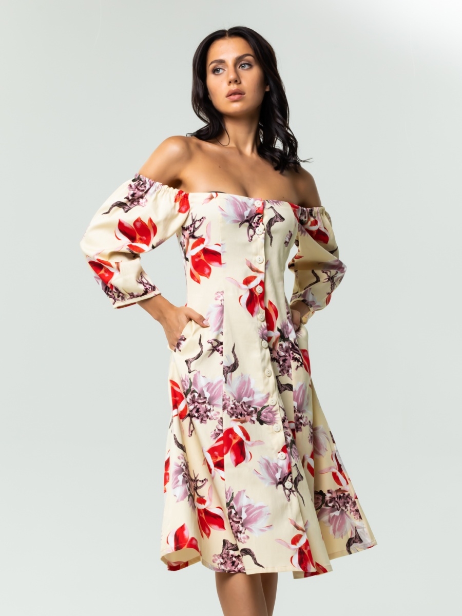 Платье хлопковое - Cancun Этот элегантный, женственный сарафан настолько же универсален, насколько и стилен. Собираетесь ли вы на пляж, пикник или летнюю свадьбу, этот сарафан с низкими рукавами из натуральной хлопковой ткани и открытой спиной идеально подойдет для каждого случая. Платье имеет элегантный вырез каре, который одновременно женственен и сексуален и позволяет украсить область декольте очаровательными аксессуарами. Почувствуйте себя по-настоящему беззаботной и свободной, забыв о сумочках и клатчах, ведь отличительной чертой этой модели являются глубокие боковые карманы, в которые легко и незаметно помещается все самое необходимое, включая современные смартфоны с большими экранами, а легкий хлопковый материал дышит и обеспечивает комфорт, пока вы наслаждаетесь теплыми лучами летнего солнца. trw2105dr02161